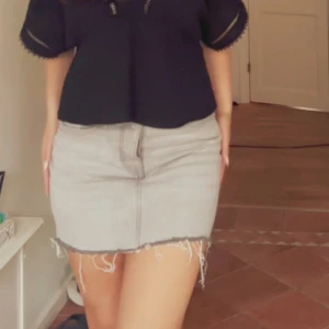 Ljusgrå jeanskjol - Säljer en snygg ljusgrå jeanskjol med rå kant och slitna detaljer. Kjolen har en kort längd som ger en trendig look. Perfekt för en avslappnad stil! Skulle säga passar en M oxå! Använd fåtal gånger!!