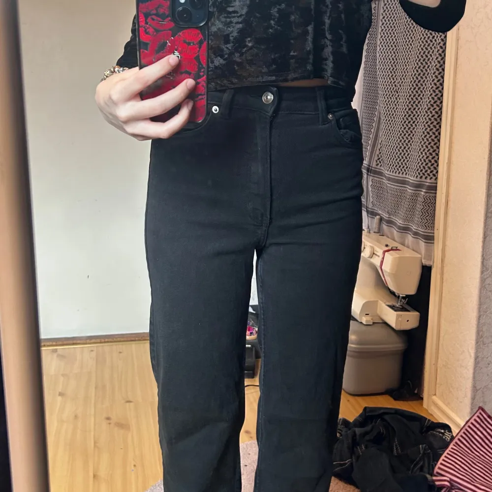Snygga svarta jeansbyxor med hög midja och raka ben. De har en klassisk femficksdesign och stängs med dragkedja och knapp. Perfekta för en stilren look.. Farkut & Housut.