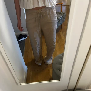 Beige byxor med resårmidja - Säljer dessa beigea byxor med resårmidja från inwear, köpta på Åhléns för ca 3 år sen. Byxorna har en avslappnad passform och kan både användas som mjukis byxor och vardagligt. Det är mer åt linne hållet men inte riktigt. Säljer då dessa inte kommit till användning och använda 1-2 gånger.💕💕 pris kan diskuteras! 