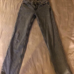 Lågmidjade jeans  - Säljer dessa jeansen från Gina tricot💕