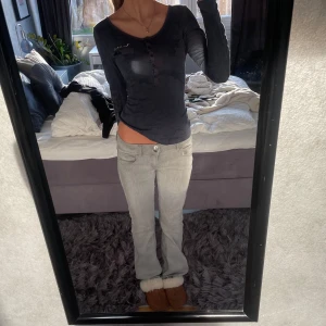 Mörkgrå långärmad topp från Hollister - Säljer en mörkgrå långärmad topp från Hollister med knappar fram, skriv för frågor💗💗