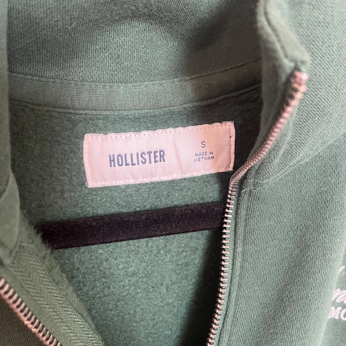 Grön tröja med dragkedja från Hollister - 1