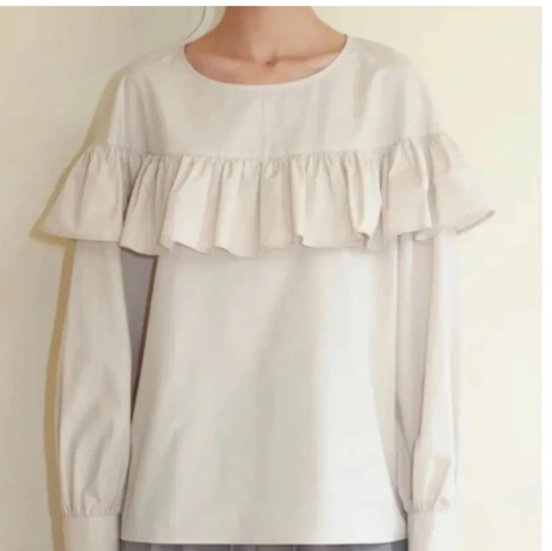 Vit blus med volangdetalj