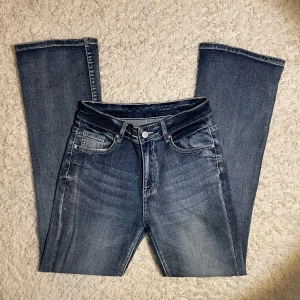 Jeans Bootcut - Längd: 102cm, Midja storlek: 68cm, Höft storlek: 84 cm, Lår: 49cm