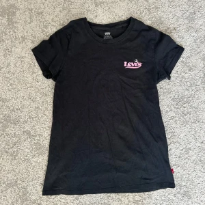 Levis T-shirt  - Fin T-shirt från Levis. Bra skick 