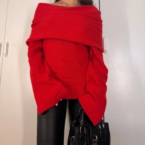 Röd offshoulder tröja - Snygg röd offshoulder tröja med långa ärmar. I super fint skick 