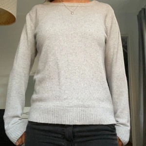 Stickad tröja  - Säljer min gråa stickade tröja från VILA💕 I storlek S och bra skick!!