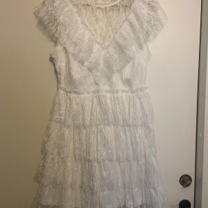 Studentklänning - Studentklänning Occasion från Bubbleroom i strl M. Helt ny och oanvänd, var tyvärr för snabb med att dra av lappen. Helt slutsåld på hemsidan! 