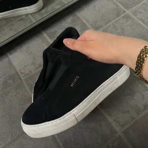 Axel Arigato premium laceless sneakers - nyköpta Axel arigato premium laceless skor i 100% mocka. Använt ca 5 gånger men tycker de sitter för trångt på mig. Helt i nyskick och har fortfarande paketet/dustbag kvar. Skriv dm för fler bilder! 