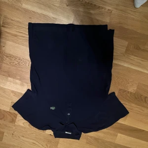 Mörkblå Lacoste piké - En mörkblå Lacoste piké i bra skick! Storlek S😊