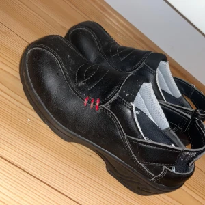 Keittiökengät - Mustat jalaksen noin vuoden käytössä olleet keittiökengät. Hiukan likaa, joten puhdistus ostajalle. Koko 39. Takana tarralla kiristettävä nauha. Kissatalous MMM, lisätietoja saa kysymällä Katsothan myös muut ilmoitukseni Mikäli hinta ei miellytä tarjoa rohkeasti