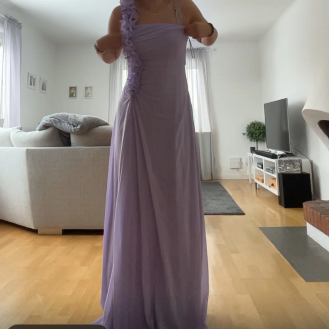 Ljuslila långklänning med volangdetaljer - 1