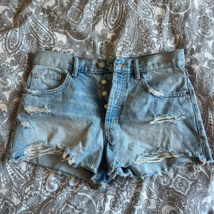 Jeansshorts - Zara jeansshorts. Knappt använda.