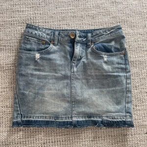 Gullig jeanskjol - Supersöt jeanskjol som passar perfekt nu till sommaren! Säljer då den aldrig kommit till användning 💕💕storlek 24, skulle säga att den sitter som en xs!