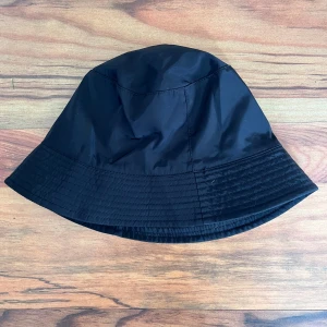 Svart bucket hat - Säljer då jag inte använder. Använd enstaka gånger och är lite sliten. Enkel att matcha med olika outfits. Meddela mig vid intresse innan köp. Klicka INTE på köp nu!