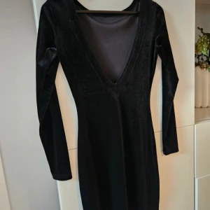 Velourklänning Sisters Point - Figurnära velour/plyschklänning med öppen rygg. Använd en gång, jättefint skick! Storlek X