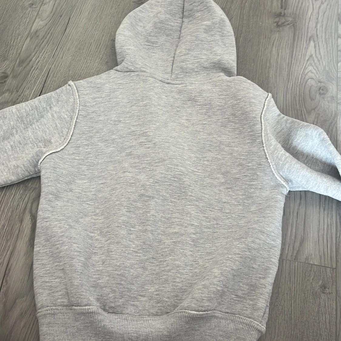 Grå hoodie från Hollister - 1