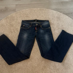 Low waist bootcut  - Innerbenslängd: 67cm             storlek: 26  midjemått: 70cm fina jeans som är tyvärr för små för mig💕
