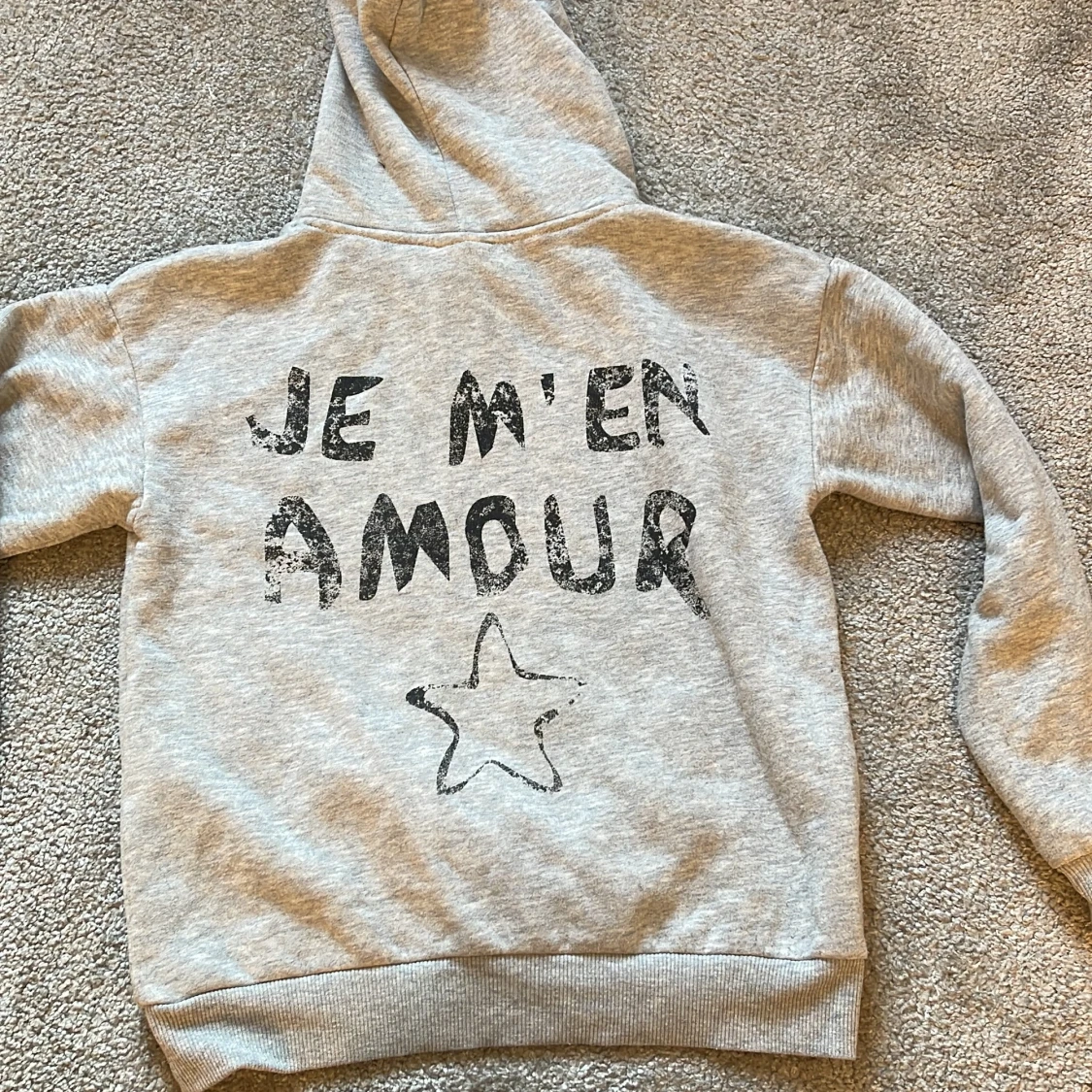 Hoodie ginatricot med tryck  - 1