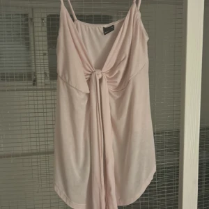 Ljusrosa linne från Gina Tricot - Säljer en söt ljusrosa linne från Gina Tricot med knytning framtill. Väldigt fin,säljer då den e för stor. Perfekt till sommaren❤️