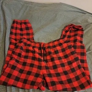 Rutiga pyjamasbyxor  - Lätta pyjamasbyxor utan fickor. Inte slitna men de är lite noppriga. Sköna för en avslappnad dag.