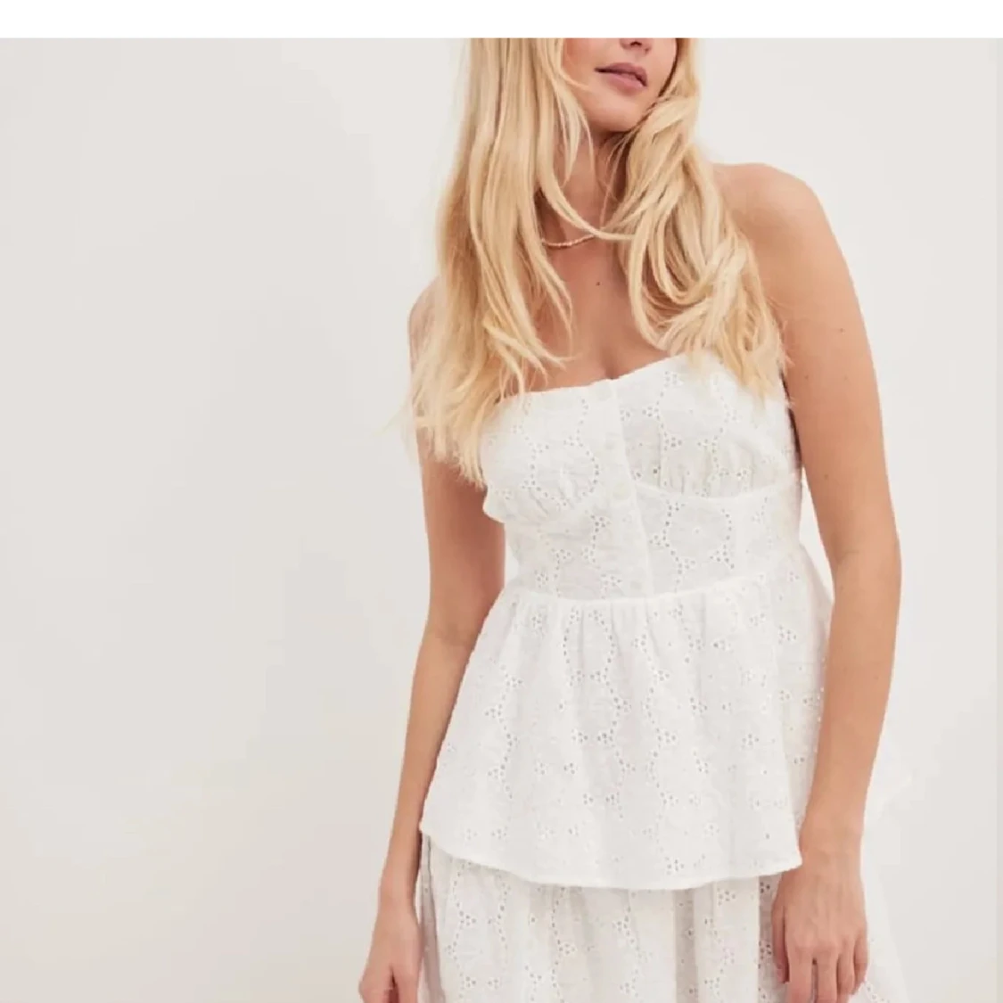 Vit axelbandslös klänning - 3