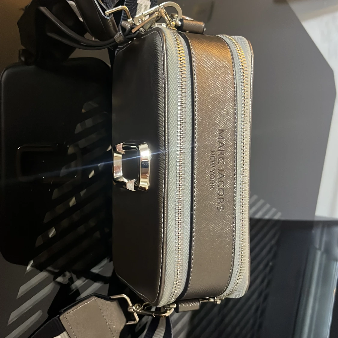 Grå axelväska från Marc Jacobs - 1