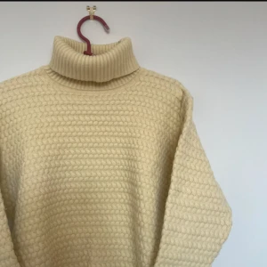 Stickad polo  - Vintage polo i merinoull-blanding. Märkt strl XL men har troligen krympt. Motsvarar strl XS/S skulle jag säga. Obs! Korta ärmar (ca 40 cm)