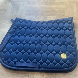 Marinblått JH collection schabrak - Ett JH collection i jättefint skick, använt 4 gånger tror jag. Tyvärr har jag inte tillgång till att tvätta det så det ser smutsigare ut än vad det är. Det är i storlek cob och är i en hoppmodell. Köpte för ca 350kr och säljer nu för 170💗