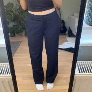 Svarta kostymbyxor - Snygga svarta kostymbyxor med rak passform. Byxorna har en klassisk design med knappar och dragkedja. Insydda i midjan💕