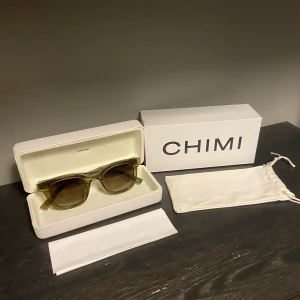 Chimi 02 grön - Snygga gröna solglasögon från Chimi med en stilren design. De har en fyrkantig form och kommer med ett matchande fodral. Perfekta för att ge din stil en extra touch. Priset är inte hugget i sten, hör av er vid frågor🤙