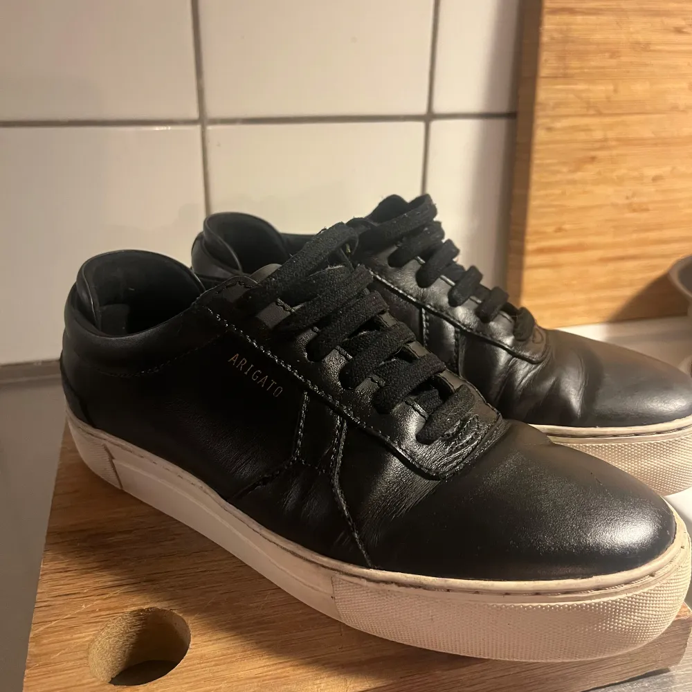 Köpte dessa skor sommaren 2024 använde ungefär halva sommaren men sedan köpte jag nya så de blev inte till så mycket användning! Original pris 2250kr säljer för 750kr!💕pris kan diskuteras!💕. Kengät.