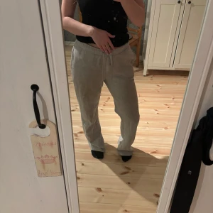 Gråa mjukisbyxor  - Supersköna och snygga mjukisbyxor med raka ben. Lite noppriga men fortfarande sköna! Nypris 299kr