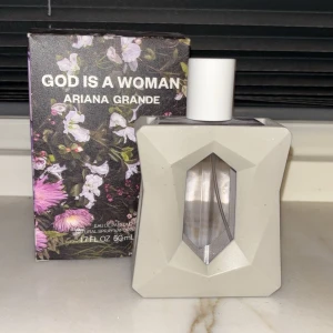 God Is A Woman Ariana Grande - Säljer parfymen God is a woman av Ariana Grande, den är 50ml men har endast använt några få sprejningar som man kan se på bild 2. Skickar med förpackningen💕Priset går att diskuteras. 