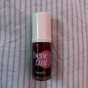 Benetint från Benefit - Säljer en Benetint från Benefit, en rosatonad läpp- och kindfärg. Den kommer i en liten flaska med vit kork och pärldetaljer. Perfekt för en naturlig och fräsch look. Enbart testad så den är som ny🩷🩷