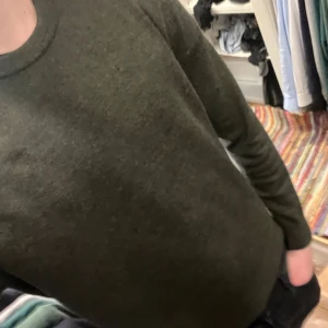 Mörkgrön merinotröja från These Glory Days - Säljer en schysst oliv/mörkgrön merino tröja från These Glory Days||Endast använd vid två tillfällen. || Riktigt mjuk och skön då den är ”100% superior merino”. || Färgen var svår att få bra bild på, men den första bilden är som mest lik verkligheten men något ljusare, alltså är den mörkare i verkligheten. || Om det är något så är det bara att fråga! Först till kvarn!