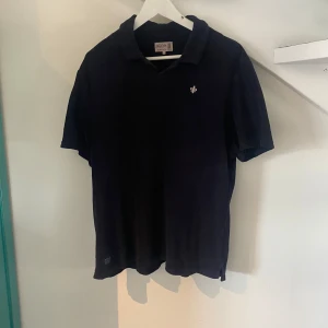 Morris pike - En jättefin piké tröja från märket Morris! Tröjan är i jättefint skick😊 nypris runt 1200kr vårt pris 249kr