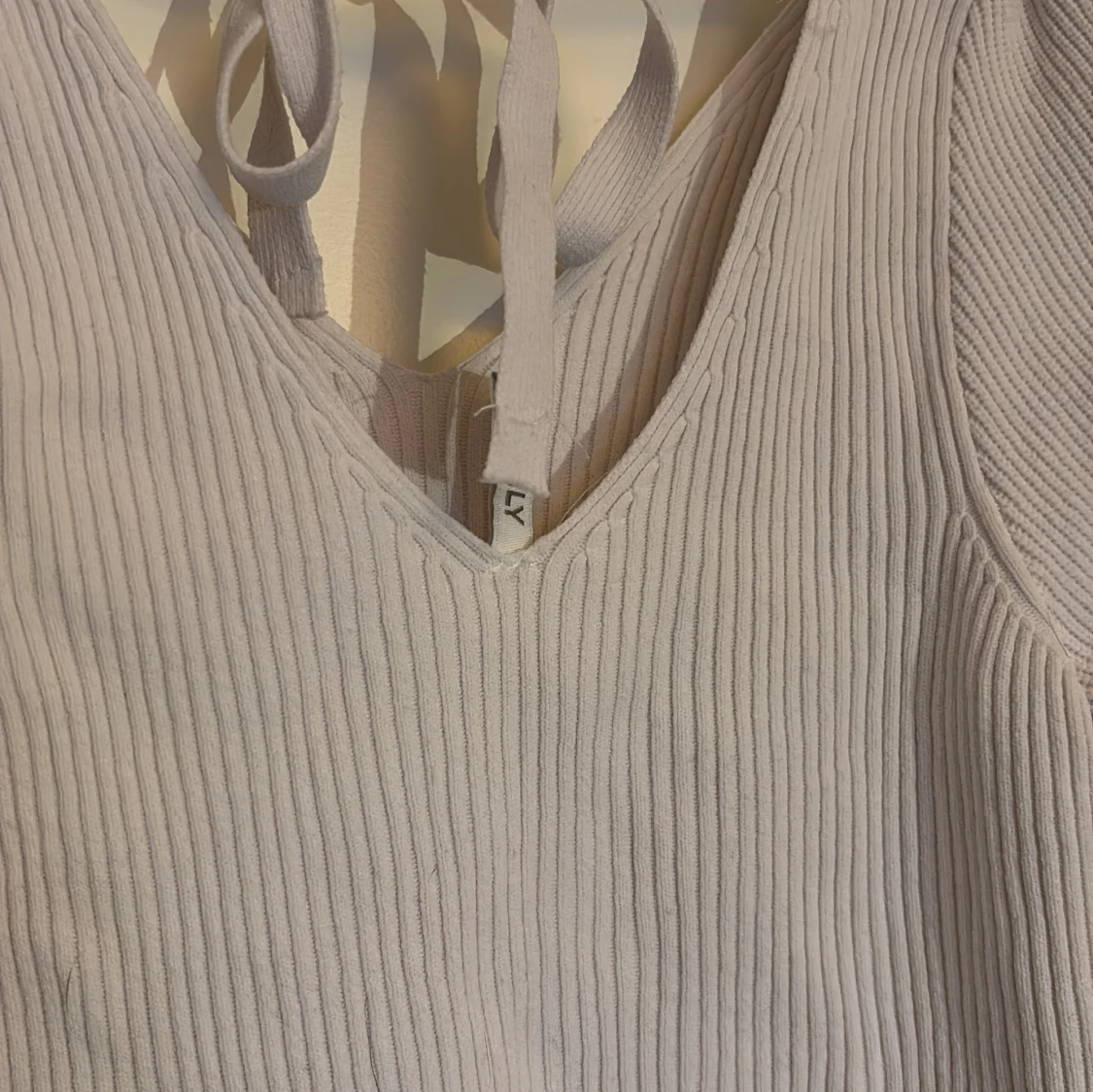 Vit/ljusrosa ribbad topp med knytning i ryggen från only  - 3