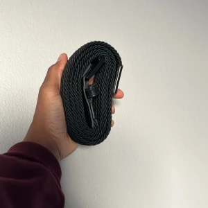 Svart flätat bälte - Snyggt svart flätat bälte med en stilren design från Kappahl för 200 kr.. Bältet har en klassisk spänne och är lätt att justera för bästa passform. Det ger inget tecken på användning och är så gott som nytt! 