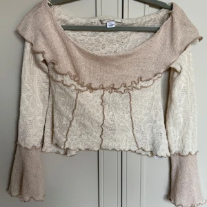 Beige/rosa långärmad top  - Säljer denna oanvända urban outfitters långärmade toppen från kimchi blue kollektionen då den tyvärr är för liten för mig 🩷