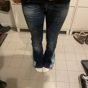 Blå bootcut jeans - Snygga blå bootcut jeans med en klassisk femficksdesign. Jeansen har en lätt tvättad look och är perfekta för en avslappnad stil. 