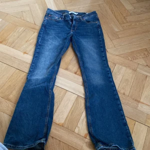 Blå jeans från Junkyard - Ps. Köper man dem innan 1april får man 30 kr rabatt! Säljer ett par klassiska blå jeans från Junkyard. De har en bootcut-stil och är tillverkade i slitstarkt denim. Perfekta för en avslappnad look. Jeansens design inkluderar fem fickor och en knappgylf. Relativt nya, utsvängda och fräscha. Frågor? Kontq mig på Plick!