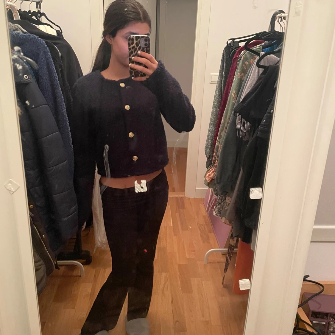 Mörkblå kofta med guldknappar - 2