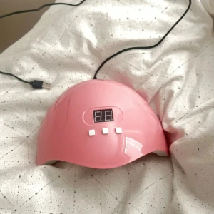 Uv lampa - Testad en gång funkar som den ska. Och har en timer på 30, 60, och 90sek. 18 led 