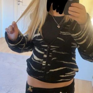 Fin jacka från h&m - Jätte fin teddyjacka från hm som är slutsåld på hemsidan, jätte fin och unik | nyskick | storlek:xs