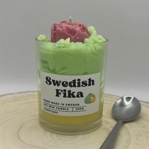 Swedish fika doftljus i 100% sojavax ljus - Swedish Fika – Prinsesstårta Njut av en doftupplevelse inspirerad av den klassiska prinsesstårtan! Detta handgjorda ljus kombinerar söta toner av vanilj, fluffig grädde och marsipan – precis som den älskade svenska bakelsen. Perfekt för att skapa en mysig och inbjudande atmosfär i ditt hem.  •	Nettovikt: 220 g •	Brinntid: ca 40–50 timmar •	Material: 100 % sojavax, bomullsveke,  glas behållare •	Etiskt framställd: Alla våra doftoljor är godkända, veganska och ej testade på djur