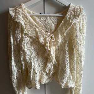 Blus från GinaTricot - Säljer en snygg vit/krämvit blus från Gina Tricot som inte kommer till användning. Supersnygga spetsdetaljer! Endast använd några få gånger