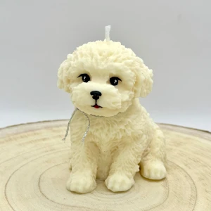 Ljus i form av en söt hundvalp handmålad  - Detta ljus i form av en Bichon är en perfekt dekoration för hundälskaren. Detaljer är målade för hand. Tillverkat av 100 % sojavax, det är helt doftfritt och passar både som inredningsdetalj och samlarobjekt. Med en höjd på 10 cm, en vikt på 185 g och en lång brinntid ger det en mysig stämning utan doft.