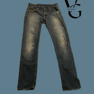 Blå jeans från Dondup 29/34 - Snygga blå jeans från Dondup med slitna detaljer och en klassisk femficksdesign. Perfekta för en avslappnad stil med en touch av edge. Märkeslogga på insidan av midjan. Dom är bra skick 8/10