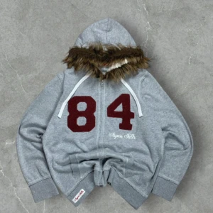 Fur hoodie - Fet fur hoodie i strl M passar tts. Kom pm för mer info